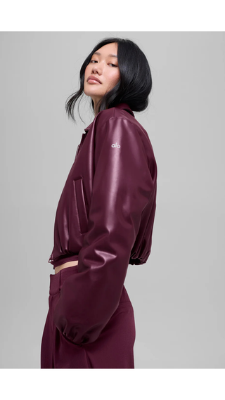 Chaqueta Alo Yoga Faux Leather Cropped Premier Bomber Burgundy