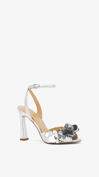 Tacon Michael Kors Loreta Sequin Embellished Metallic Sandal Plateado