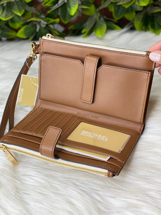 BILLETERA MICHAEL KORS JET SET TRAVEL DOBLE CIERRE VAINILLA CAFE