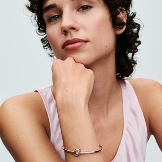 Pulsera Pandora Moments Encircled Clasp Bangle