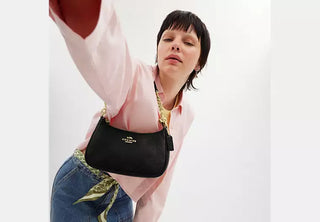 Cartera Coach Teri in Signature Canvas pebbled leather/Gold/Black