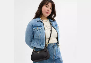 Cartera Coach Teri in Signature Canvas pebbled leather/Gold/Black