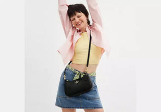 Cartera Coach Teri in Signature Canvas pebbled leather/Gold/Black
