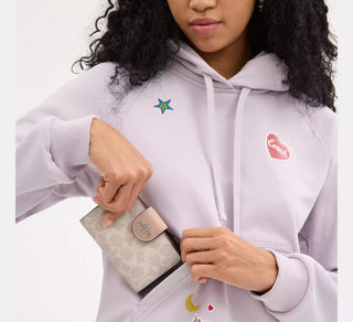 Billetera Coach signature canvas Silver Sand Taupe